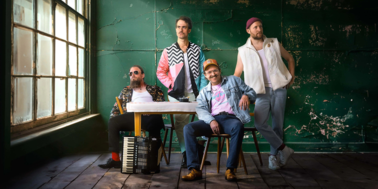 Eine Gruppe aus vier männlichen Musikern
