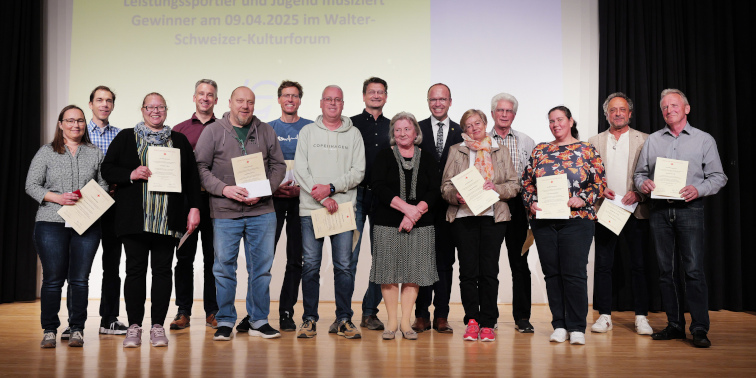 Die Blutspender auf einer Bühne mit Ihren Urkunden