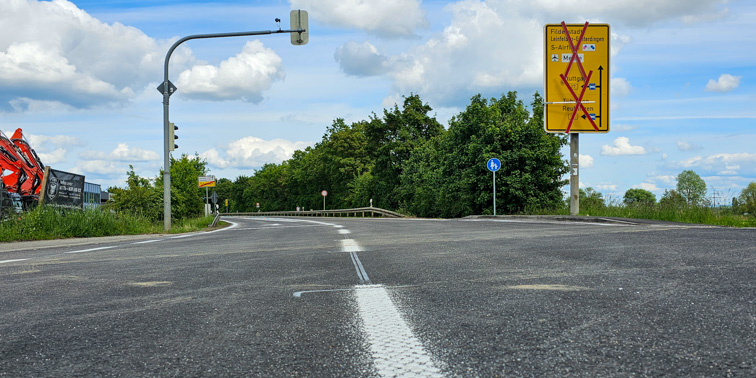 Sanierte Straße mit Ampel