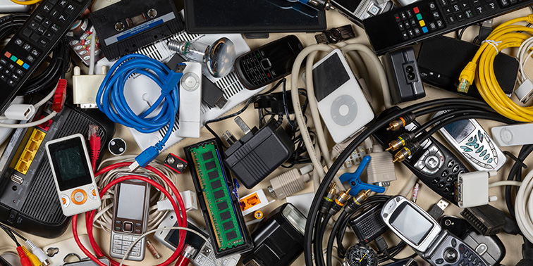 Eine Menge an verschiedenem Elektroschrott