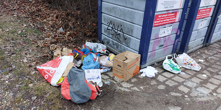 Illegal entsorgter Müll neben einem Altglascontainer