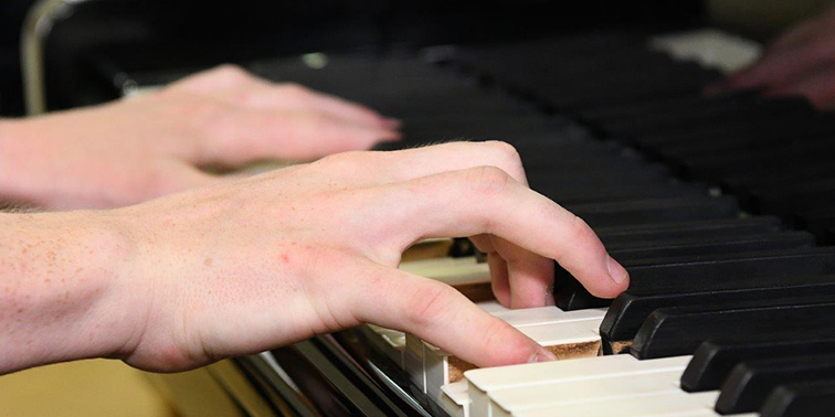 Musikschule Leinfelden-Echterdingen Hände am Klavier