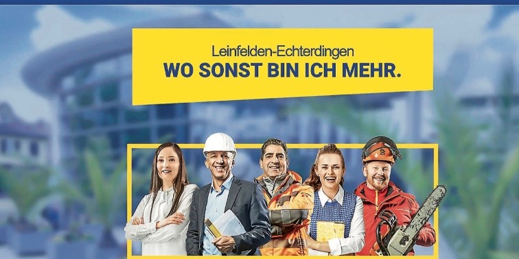 Gruppenbild Azubi-Jahrgang 2017 mit Oberbürgermeister Klenk vor Leinfelder Rathaushauseingang