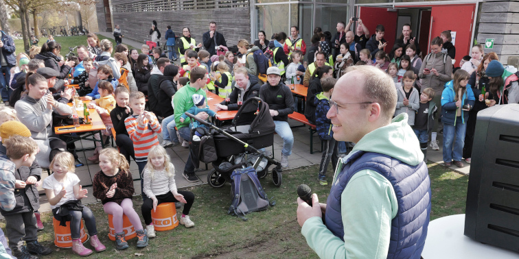 OB Ruppaner spricht mit Mikrofon vor vielen Familien und Kindern