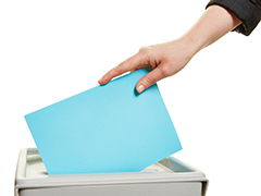 Wahlen Brief wird in Wahlurne eingeworfen | Foto: Robert Kneschke/Adobe Stock