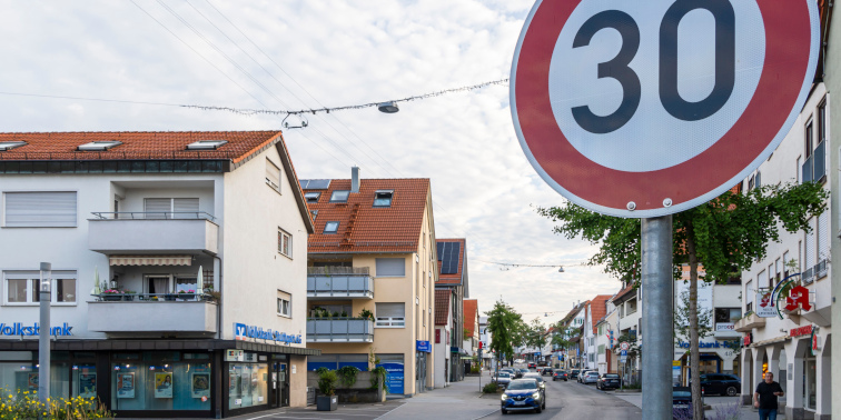 Hauptstraße in Echterdingen mit Verkehrszeichen 274-30 „Zulässige Höchstgeschwindigkeit 30 km/h“.