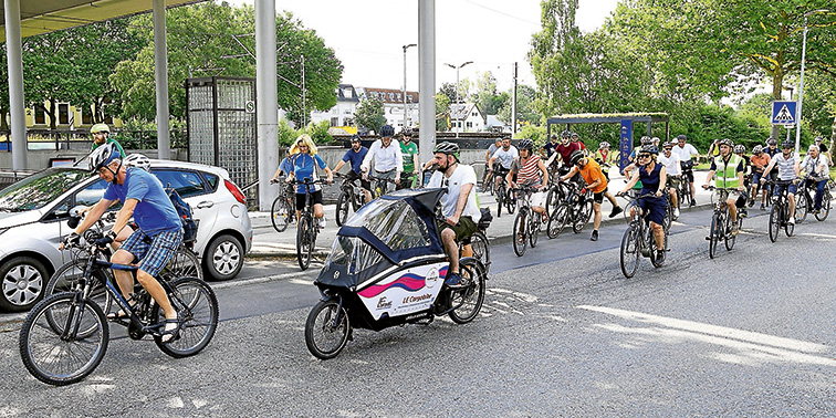 Viele Radfahrer bei einer Stadtradeln-Aktion auf einer Straße.