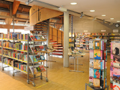 Innenaufnahme mit Bücherregalen der Stadtbücherei Echterdingen