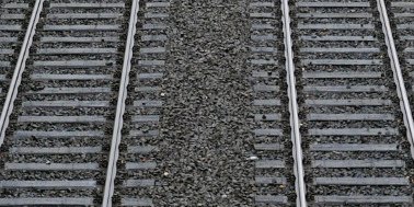 Ausschnitt einer Bahntrasse zeigt zwei leere Gleisstränge