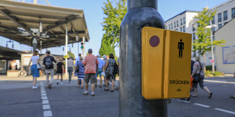 Fußgänger queren an einer Ampel eine Straße