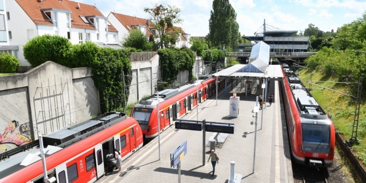 S-Bahn S-Bahnzüge am Bahnhof in Echterdingen