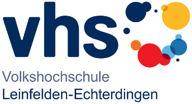 Logo „vhs“ der Volkshoschule LE: blauer Schriftzug mit bunten Kreisen auf weißem Hintergrund