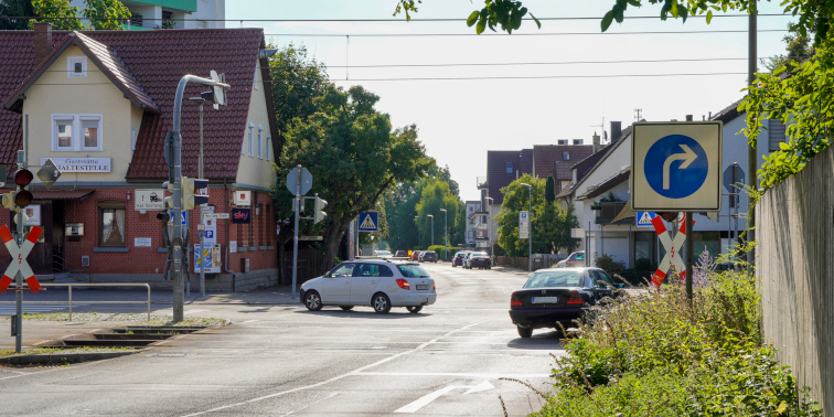 Bahnübergang in Unteraichen mit dem Verkehrszeichen 209-20 "Nur Rechts Abbiegen erlaubt".