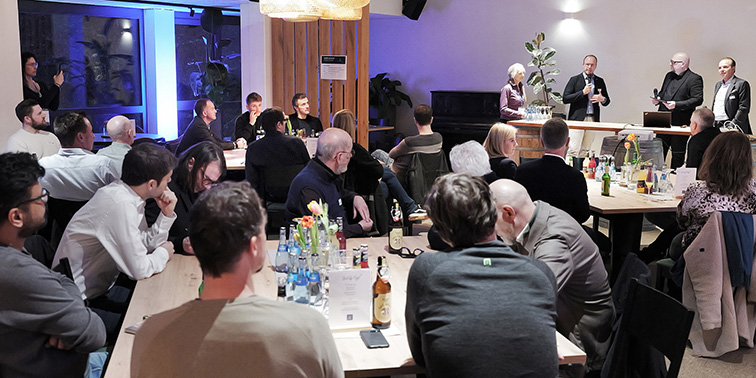 Start-up Night als Meilenstein: LE baut an der Wirtschaft von morgen Eine gut besuchte Veranstaltung, bei der mehrere Rednerinnen und Redner vor interessiertem Publikum sprechen.