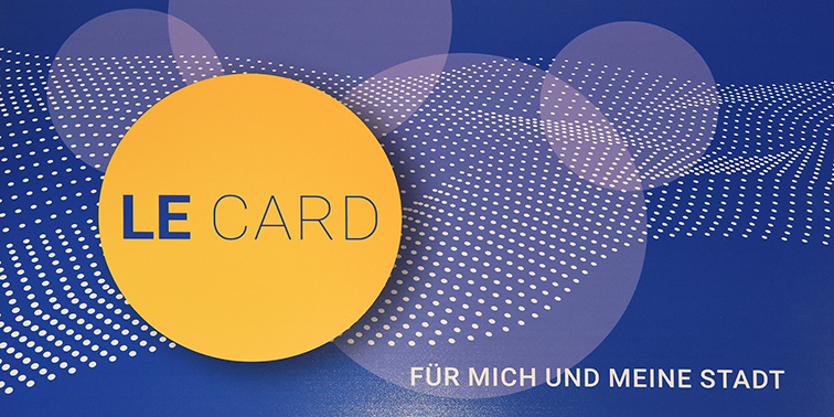 Grafik zur LE CARD auf blauem Hintergrund mit gelbem Kreis und Schriftzug ‚Für mich und meine Stadt‘