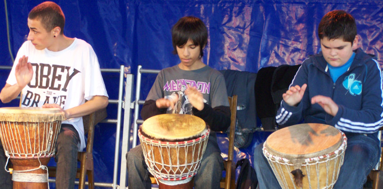 Drei Musikschüler beim Trommeln