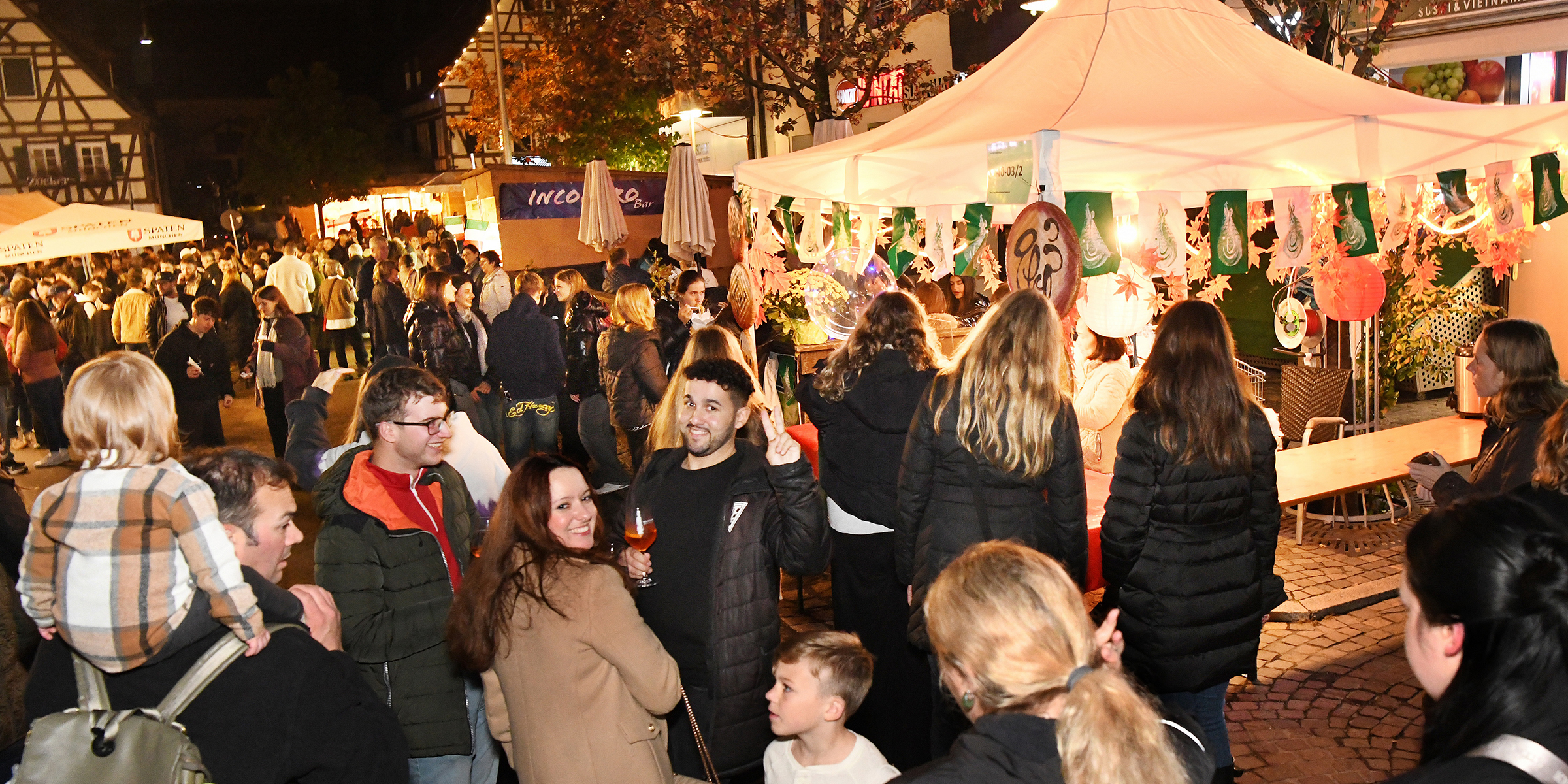 Besucher/Touristen bummeln durch Echterdingens Einkaufsstraßen