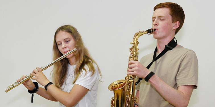 Zwei Junge Musiker mit Querflöte und Saxophon