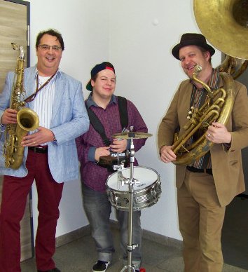 Drei Musiker mit Saxophon, Schlagzeug und Tuba