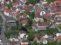 Luftaufnahme, u. a. mit altem und technischem Rathaus und der Stephanuskirche in Echterdingen