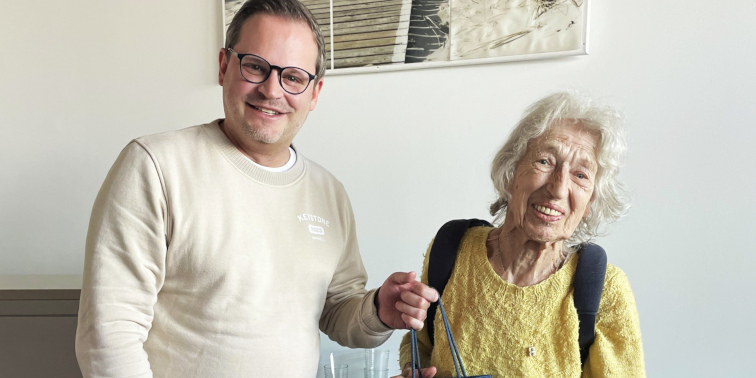 Mario Matrai überreicht Irmgard Quelle ein Geschenk.