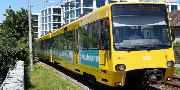 Stadtbahn Gelbe Stadtbahn fährt durch Leinfelden