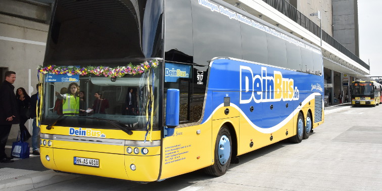 Blau-gelb lackierter Fernbus am Stuttgart Airport Busterminal