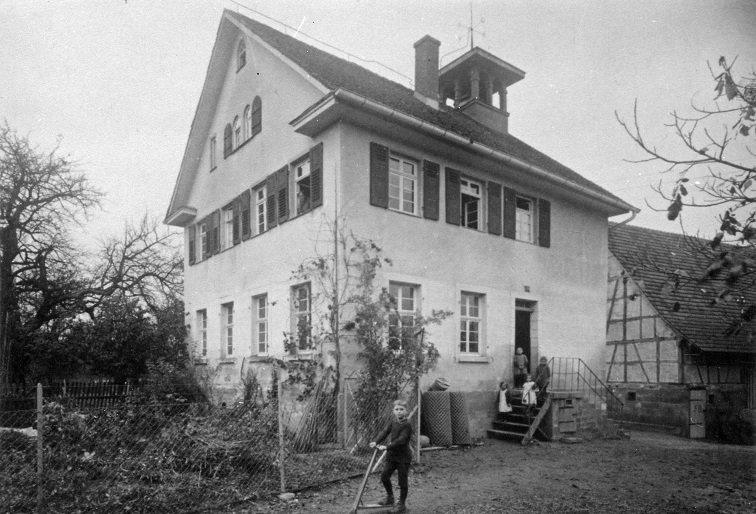 Schule und Rathaus in Unteraichen im Jahr 1910