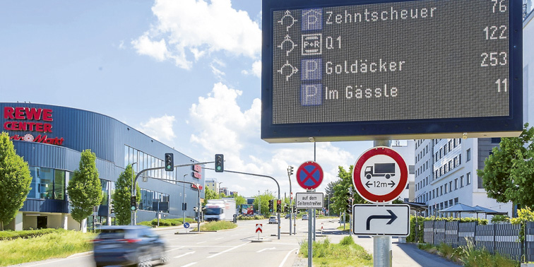 Anzeigetafel an Straße mit der Anzeige freier Parkplätze