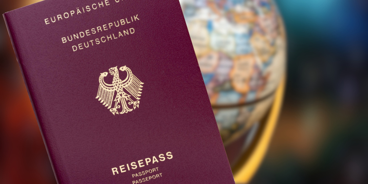 Bild eines Reisepass mit einem Globus im Hintergrund