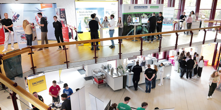 Viele jugendliche Besucher bei der Börse deiner Zukunft in der Filderhalle