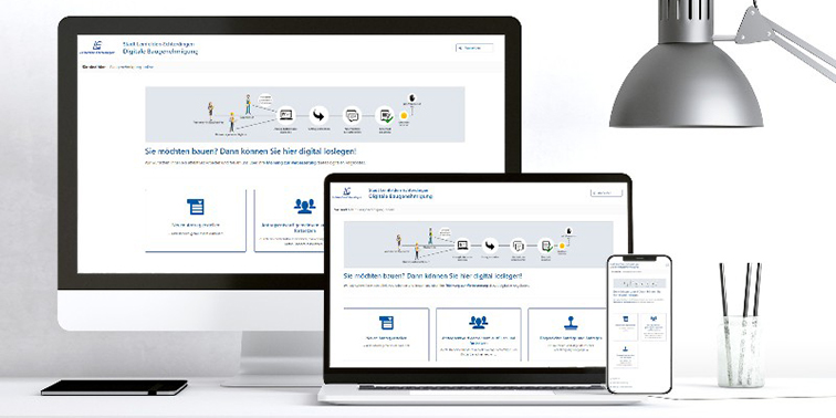Computer, Laptop und Smartphone zeigen dieselbe Website mit digitalem Bauantragsverfahren.