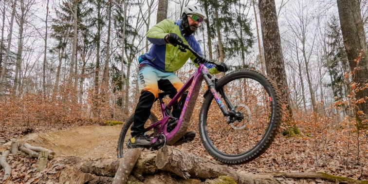 Mountainbiker im Wald auf einem Trail