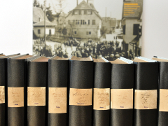 Bücher mit restaurierten Ausgaben des Filder-Boten im Stadtarchiv Musberg