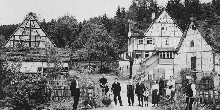 Historisches Schwarz-Weiß-Foto von Menschen auf dem Mäulesmühle-Gelände