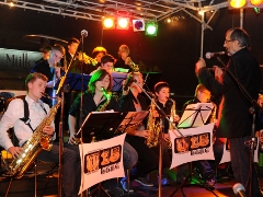 Junge Musiker der Band U15 spielen live auf einer Bühne