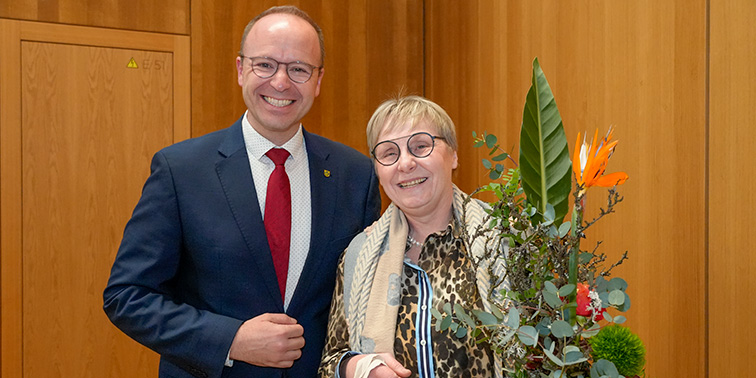 Ein Mann und eine Frau mit Blumenstrauß