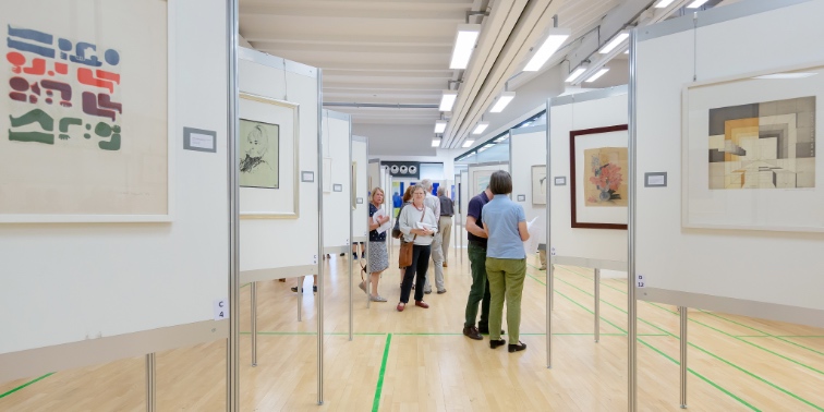 Kunstwerke auf Zeit Besucher einer Kunstausstellung