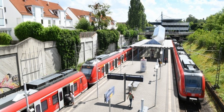 S-Bahnzüge am Bahnhof in Echterdingen