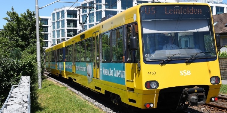 Gelbe Stadtbahn fährt durch Leinfelden