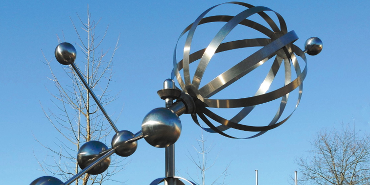 Skulptur „Astronomie (rotierendes Weltall)“ aus Edelstahl von Hans Hahn-Seebruck (aus dem Jahr 1974). Sie steht am Philipp-Matthäus-Hahn-Gymnasium am Hainbuchenweg in Echterdingen.