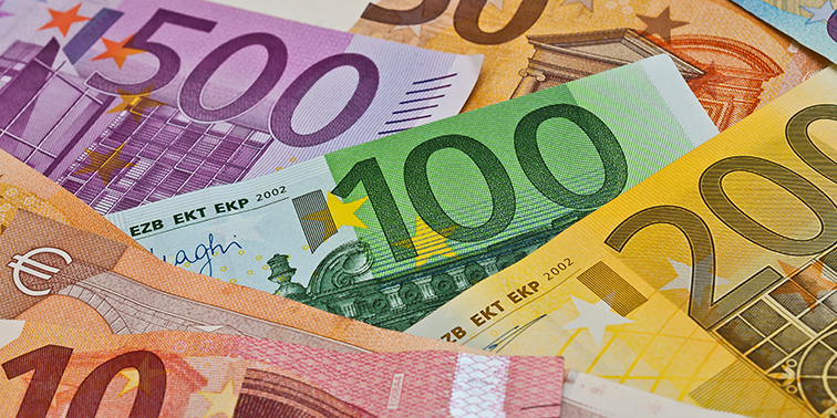 Mehrere Euro-Banknoten in verschiedenen Farben und Werten.