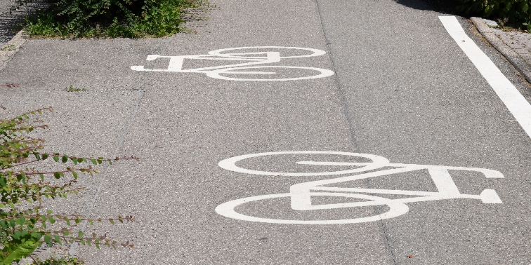 Fahrradzeichen als Markierungen auf einer Straße
